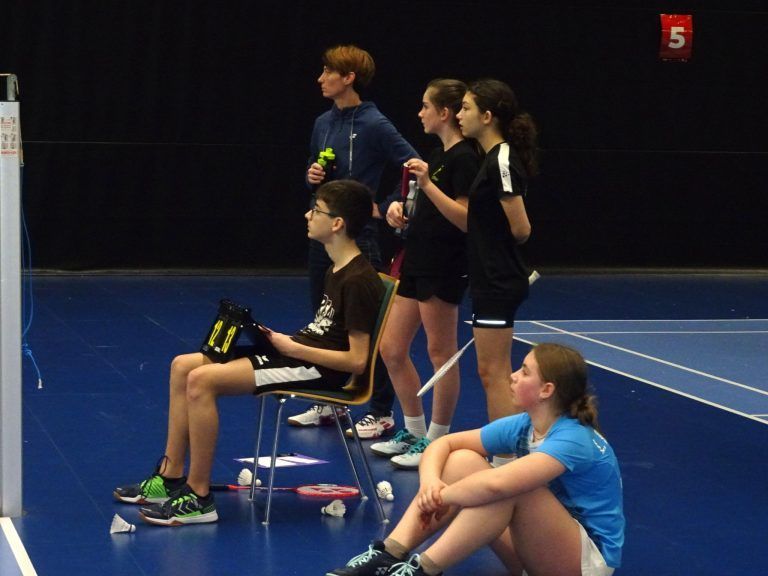 Mitfiebern am Spielfeldrand. - Spannende Schulolympics im Badminton - Schulolympics im Badminton 2025