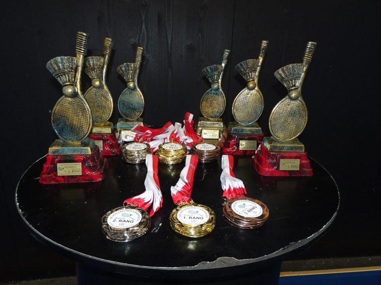 Die begehrten Trophäen. - Spannende Schulolympics im Badminton - Schulolympics im Badminton 2025