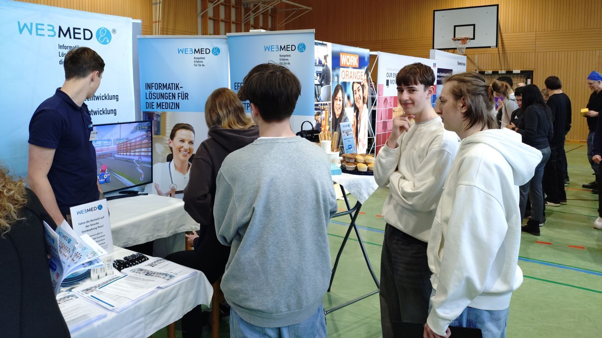 Vor den Firmenständen herrschte reger Andrang. - Karrieresprungbrett für Schüler - Jobmesse HTL Dornbirn