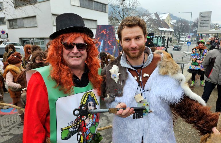 Der Schlüssel gehört uns! „Steinzeit-Boss“ Roman Rist vom Berg mit dem entmachteten Bürgermeister Frank Matt als symbolträchtiger „Laub Bauer“. - Bürgermeister-Absetzung in Lochau: Die Berger „Steinzeitmenschen“ regieren - Bürgermeister-Absetzung in Lochau: Die Berger „Steinzeitmenschen“ regieren