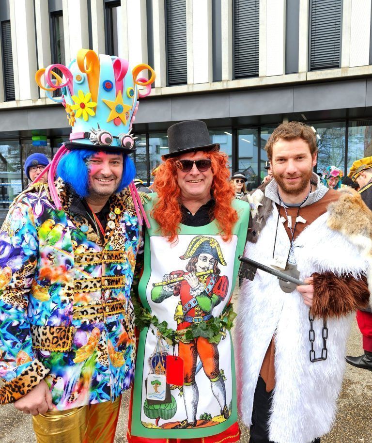 Jetzt regieren die Narren in Lochau: Bäumler Faschingsbürgermeister Stefan Pienz, der entmachtete Bürgermeister Frank Matt als „Laub Bauer“ und der neue Lochauer Bürgermeister Roman Rist. - Bürgermeister-Absetzung in Lochau: Die Berger „Steinzeitmenschen“ regieren - Bürgermeister-Absetzung in Lochau: Die Berger „Steinzeitmenschen“ regieren