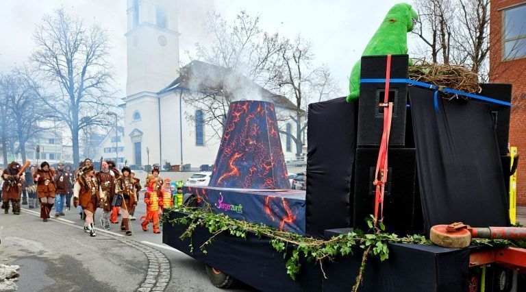 Im neua Häs marschierten die „Berger Steinzeitmenschen der 1. Generation“ mit ihrem Faschingsbürgermeister Roman Rist zusammen mit den kleinen Dinos zur traditionellen Bürgermeister-Absetzung auf dem Platz vor dem GemeindeHaus und in der Festhalle. - Bürgermeister-Absetzung in Lochau: Die Berger „Steinzeitmenschen“ regieren - Bürgermeister-Absetzung in Lochau: Die Berger „Steinzeitmenschen“ regieren