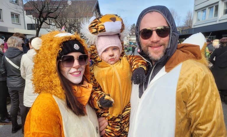 Dabei sein und mitmachen lautet die Devise für Jung und Alt beim internationalen Lochauer Faschingsumzug. Ein tolles Fest für die vielen jungen Mäschgerle und Maschgara. Ore. Ore! - Ore, Ore! Auf nach Lochau zum großen Faschingsumzug (Impressionen 2024) - Ore, Ore! Auf nach Lochau zum großen Faschingsumzug (Impressionen 2024)