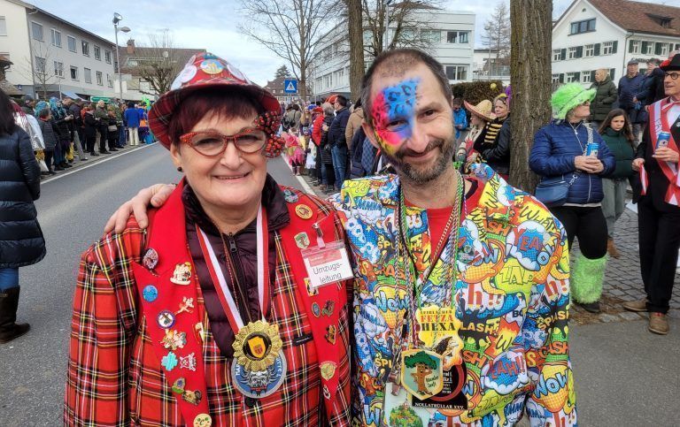 Umzugs-Organisatorin Brigitte Praml-Sinz und Tonmeister Martin Lukanz. - Ore, Ore! Auf nach Lochau zum großen Faschingsumzug (Impressionen 2024) - Ore, Ore! Auf nach Lochau zum großen Faschingsumzug (Impressionen 2024)