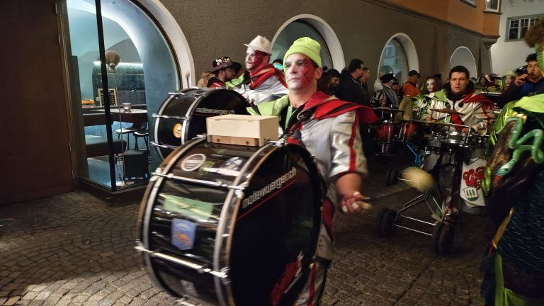 Die "Notewürger" ziehen durch die Schmidgasse. - Guggamusik-Nachtumzug in Feldkirch - Guggamusik, Fasching