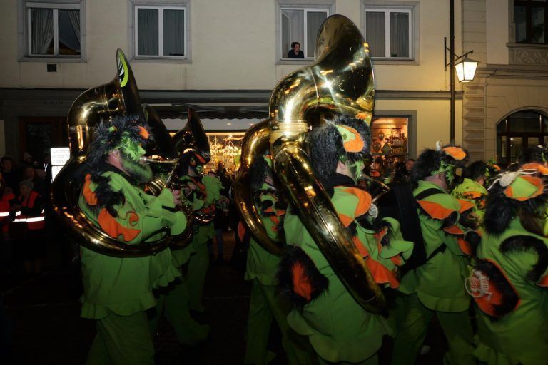 In schrillen Kostümen wurde durch die Gassen gezogen. - Guggamusik-Nachtumzug in Feldkirch - Guggamusik, Fasching