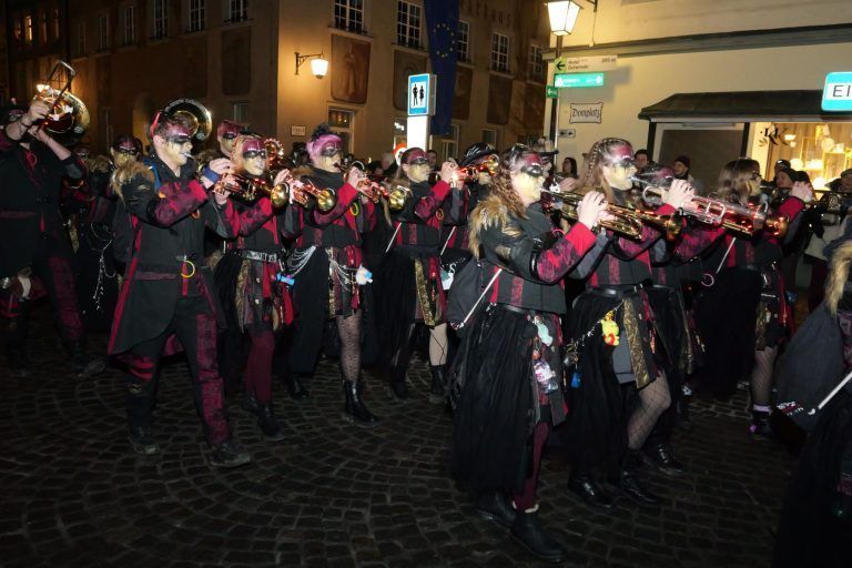 Die "Moosfürz" ziehen musizierend durch die Gassen. - Guggamusik-Nachtumzug in Feldkirch - Guggamusik, Fasching