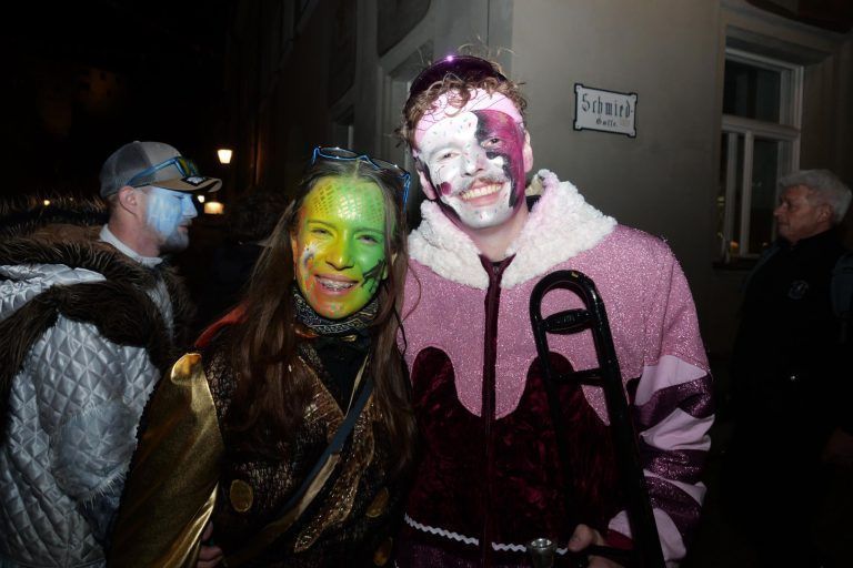Lora und Pascal hatten viel Spaß beim Guggamusik-Umzug. - Guggamusik-Nachtumzug in Feldkirch - Guggamusik, Fasching