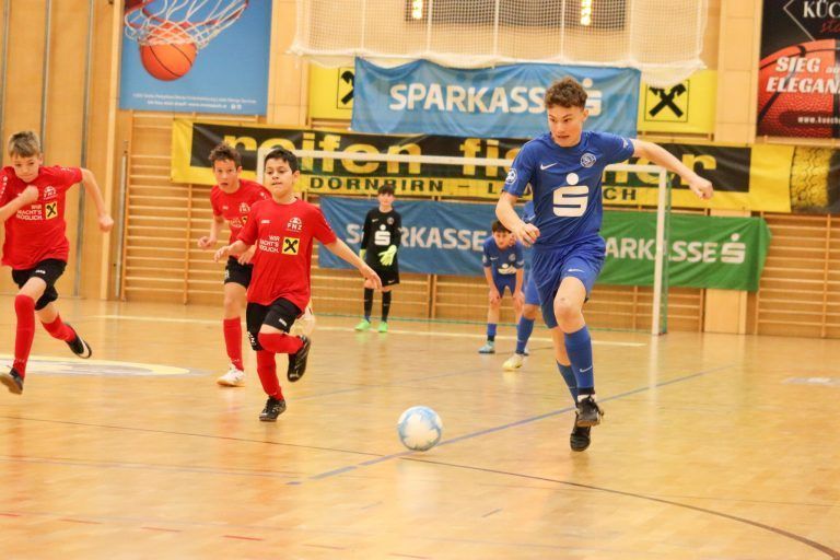 Nach der Brandkatastrophe herrschte heuer eine ganz besondere Stimmung beim Turnier und alle feierten ausgelassen den Nachwuchsfußball. - Neue Dressen und große Begeisterung - Der SC Admira Dornbirn lud zum internationalen Julius-Ritter-Nachwuchs-Gedächtnisturnier.