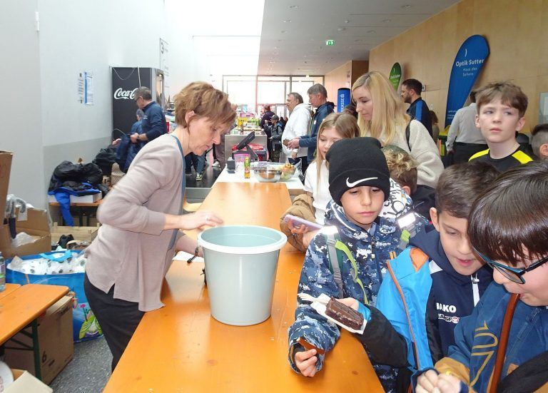Isabella Benzer organisierte gemeinsam mit ihrem Mann die Tombola, bei der es heuer 600 Preise zu gewinnen gab. - Neue Dressen und große Begeisterung - Der SC Admira Dornbirn lud zum internationalen Julius-Ritter-Nachwuchs-Gedächtnisturnier.