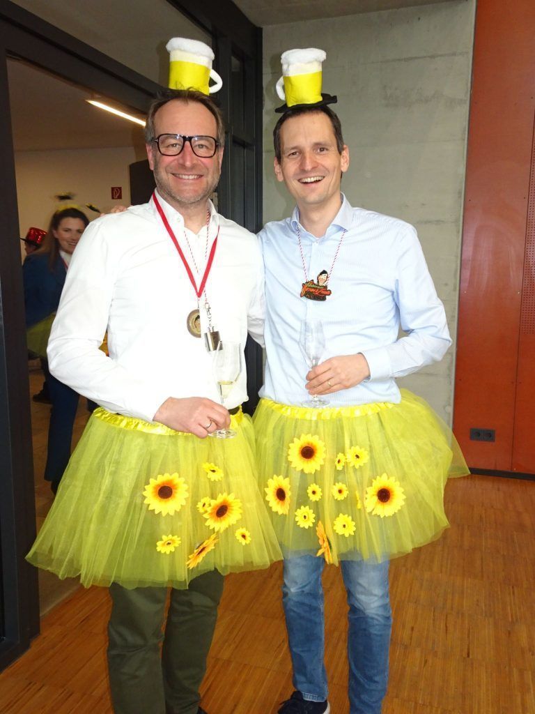 Auch die Stadträte Alexander Juen und Julian Fässler bewiesen Humor. - Narrenstreich in Dornbirn - Bürgermeisterin musste den Rathausschlüssel den Narren übergeben.