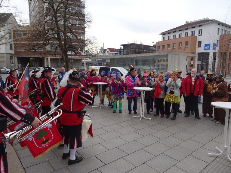 Vor dem Rathaus wurde die offizielle Machtübernahme vollzogen. - Narrenstreich in Dornbirn - Bürgermeisterin musste den Rathausschlüssel den Narren übergeben.
