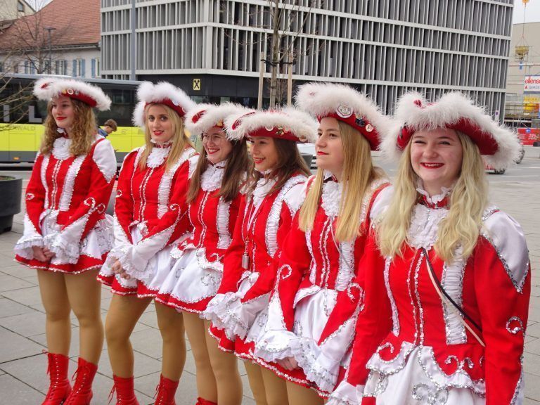 Auch die Garde durfte nicht fehlen. - Narrenstreich in Dornbirn - Bürgermeisterin musste den Rathausschlüssel den Narren übergeben.