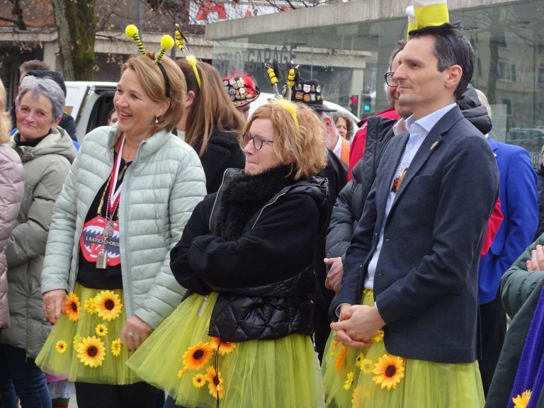 Für die Rathaus-Crew war die Machtübernahme eine Überraschung. - Narrenstreich in Dornbirn - Bürgermeisterin musste den Rathausschlüssel den Narren übergeben.