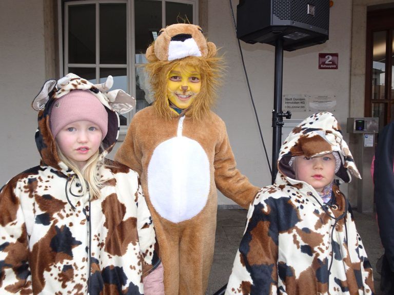 Auch die kleinen Mäschgerle wollten das Spektakel ums Rathaus nicht verpassen. - Narrenstreich in Dornbirn - Bürgermeisterin musste den Rathausschlüssel den Narren übergeben.
