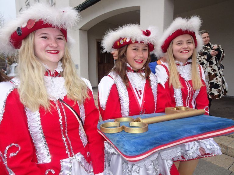 Die Gardemädchen mit wichtiger Aufgabe. - Narrenstreich in Dornbirn - Bürgermeisterin musste den Rathausschlüssel den Narren übergeben.