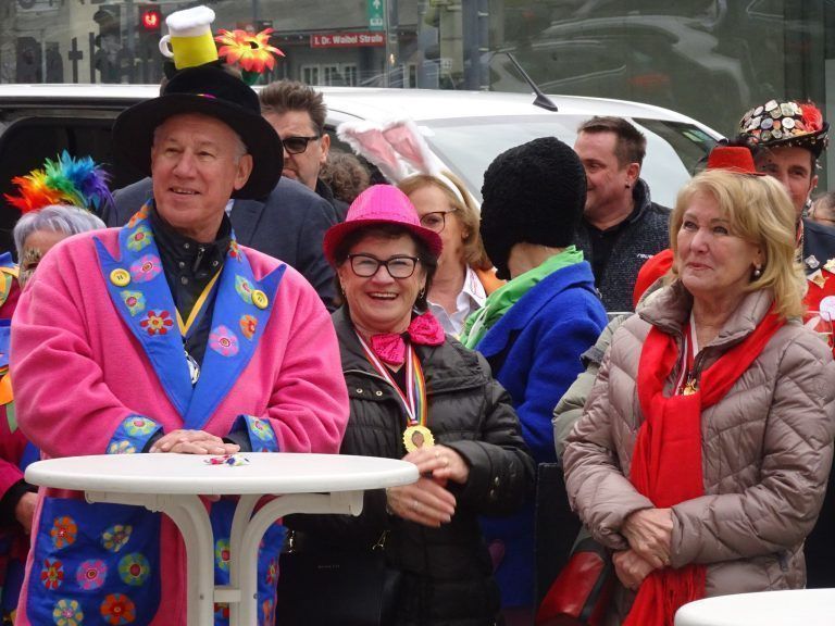 Die Ansprache vom Schnorrowagglar sorgte für viele Lacher. - Narrenstreich in Dornbirn - Bürgermeisterin musste den Rathausschlüssel den Narren übergeben.