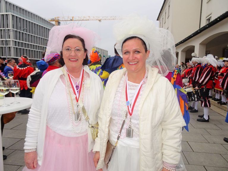 Birgit und Brigitte kamen als Schneeweißchen und Rosenrot. - Narrenstreich in Dornbirn - Bürgermeisterin musste den Rathausschlüssel den Narren übergeben.