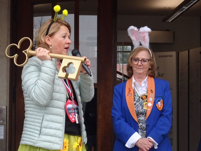Narrenstreich in Dornbirn - Bürgermeisterin musste den Rathausschlüssel den Narren übergeben.