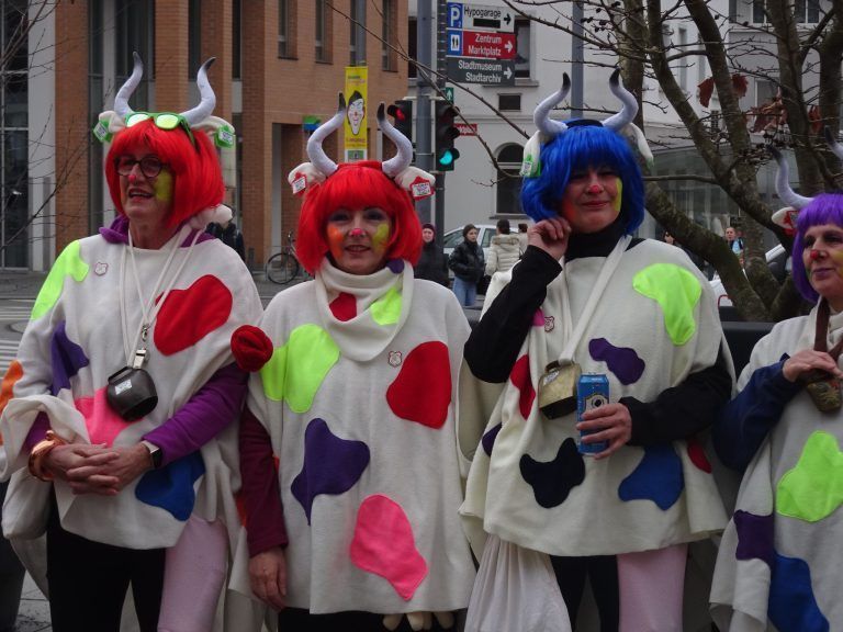 Viele Schaulustige waren stilgerecht als Mäschgerle erschienen. - Narrenstreich in Dornbirn - Bürgermeisterin musste den Rathausschlüssel den Narren übergeben.