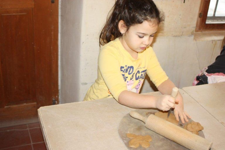 Ton trifft Fantasie: Spaß war beim Töpfern angesagt. Die Kinder hatten richtig Spaß. Der Fantasie waren keine Grenzen gesetzt. Erste Versuche der Modelle mit Ton. (Bildergalerie)