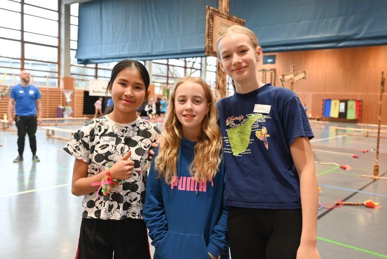 Magische Olympiade an MS Mittelweiherburg: June, Emilia und Layna waren begeistert von dem besonderen Schulfest an ihrer Schule.