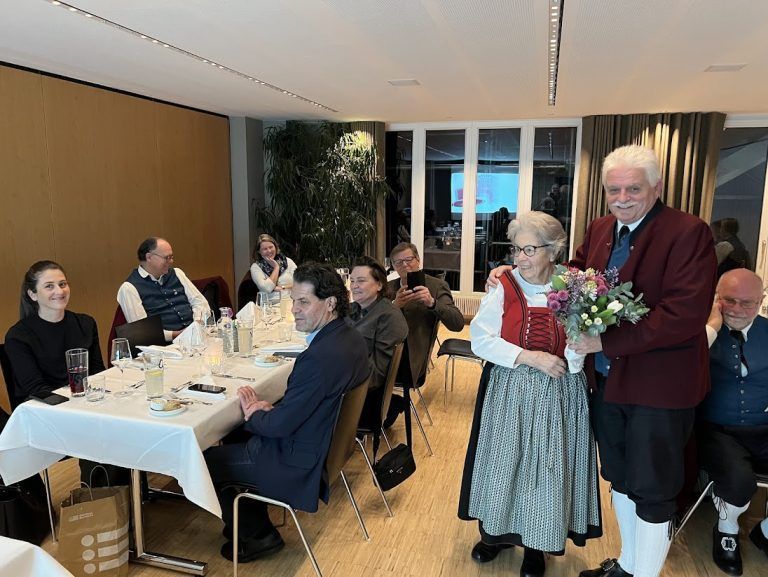 Tanz und Tradition lebt weiter: 1. Manfred Rädler gratuliert der Langzeitmitgliederin. 2. Langzeitobmann Herbert Frei mit einer langjährigen Mitgliederin. 3. Mitglieder der Trachtengruppe Feldkirch stoßen auf das neue Jahr an. (Bildergalerie)