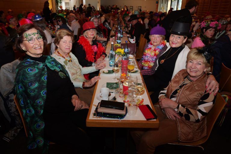 Seniorenfasching mit Spitzenprogramm: Die Gäste im Saal feierten die fröhliche Faschingsfeier.