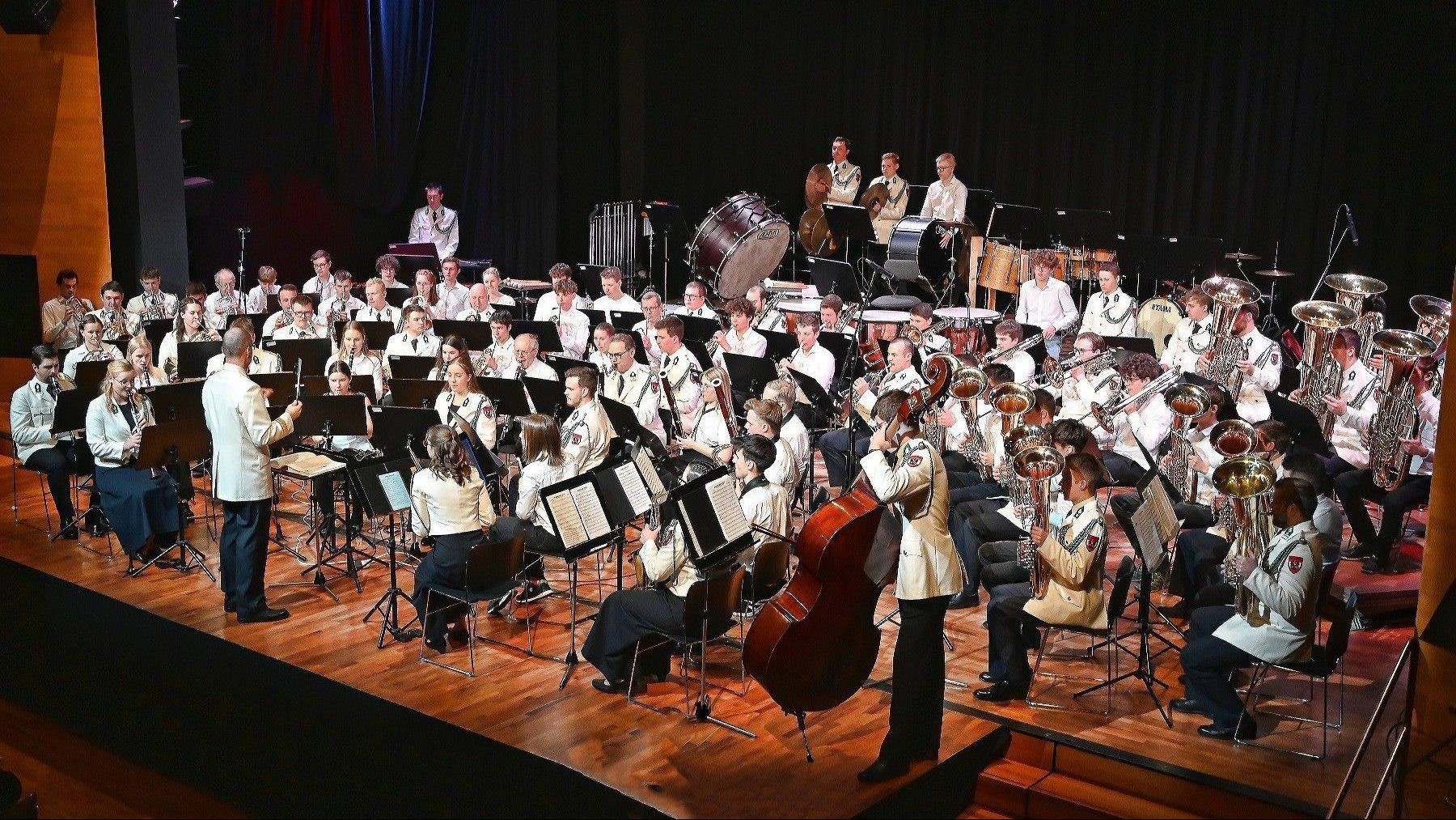 Unter der Leitung von Militärkapellmeister Major Wolfram Öller bildeten die „Militärmusik Vorarlberg“ in Symbiose mit den 54 angemeldeten jungen Projektanten aus dem ganzen Land auf der Konzertbühne einen imposanten Klangkörper. (Foto: Koppitz/BMLV)