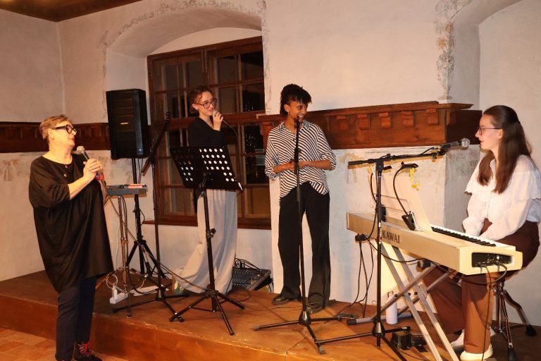 Mit Musik und „Flair“ ins Lionsjahr: Begrüßung für das Trio Flair.