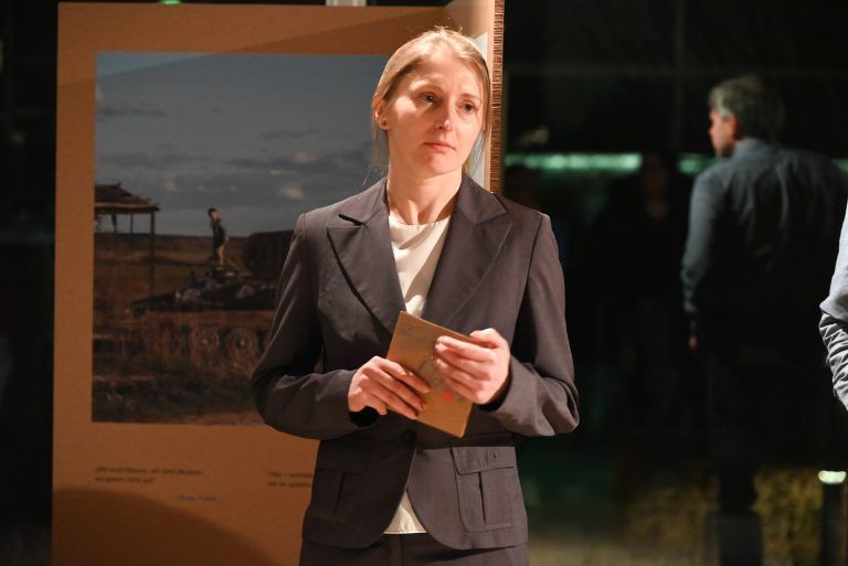 Krieg durch Kinderaugen erklärt: Yuliia Zaiats vom ukrainischen Verein Vorarlberg gibt den ukrainischen Kindern mit dieser Ausstellung einen Raum, um gehört und verstanden zu werden.