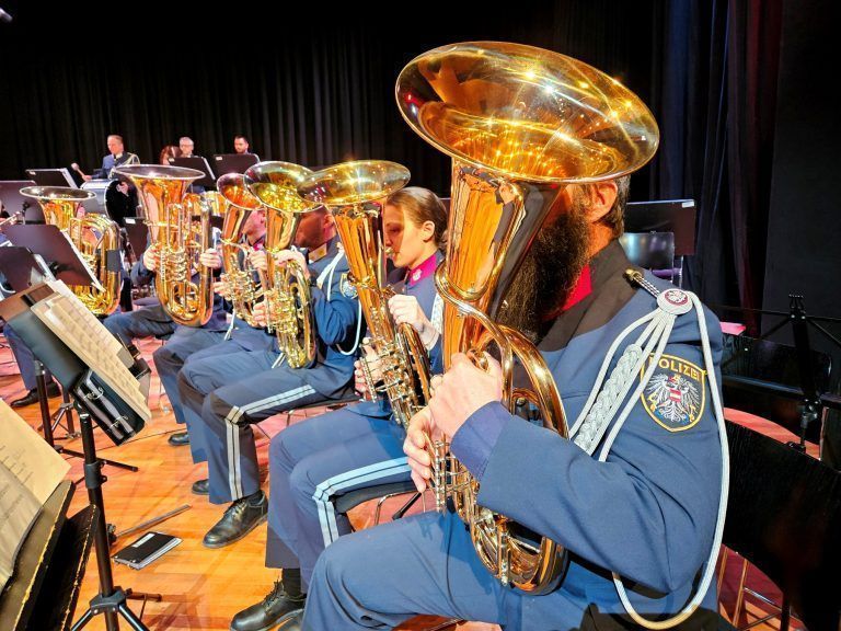 „Militärmusikfreunde Vorarlberg“ feiern Jubiläum in Wolfurt: Den schmissigen Auftakt machte die „Polizeimusik Vorarlberg“ unter der Leitung von Kapellmeister Christian Tschütscher.