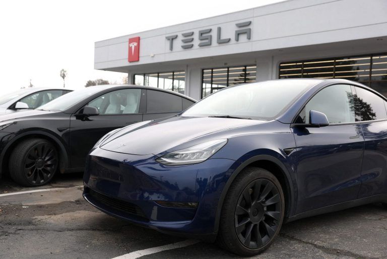 US-TESLA-RECALLS-ALMOST-700,000-VEHICLES-OVER-TIRE-PRESSURE-WARN