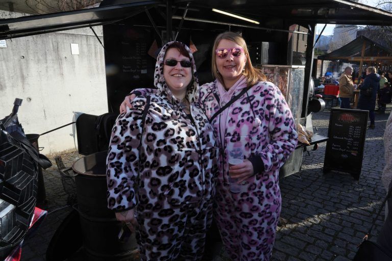 Großes Gugga-Spektakel: Besucherinnen Ilka (Götzis) und Tamara (Mäder).