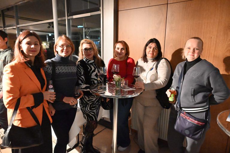 Krieg durch Kinderaugen erklärt: Im Anschluss an die Eröffnung tauschten sich die Anwesenden untereinander aus.