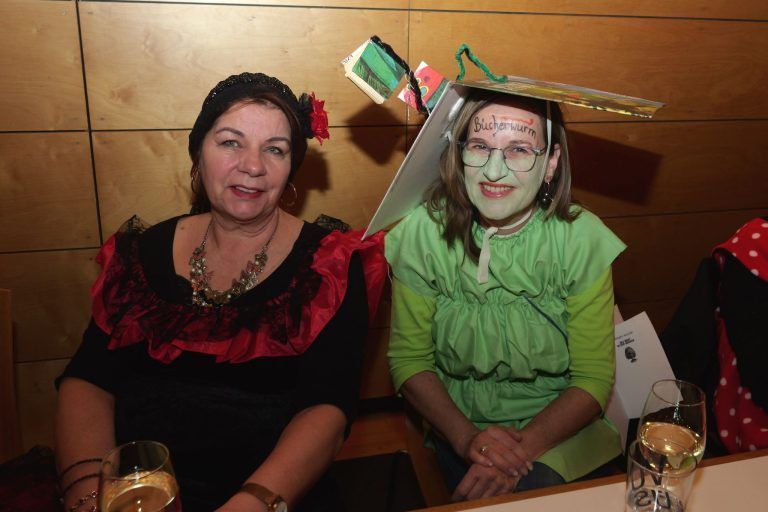 Seniorenfasching mit Spitzenprogramm: Kornelia Entner und Gerlinde Wiederin feierten fröhlich mit.