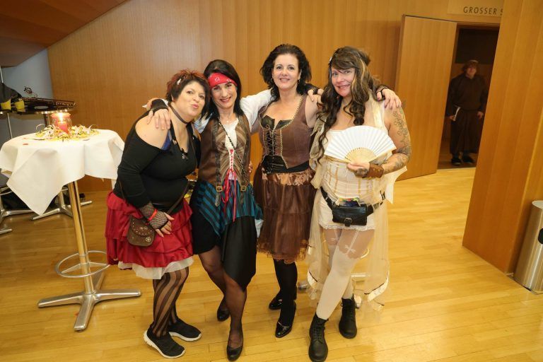 "Götzner Fasnat" landete Volltreffer: Herlinde, Sylvia, Simone und Gitte.