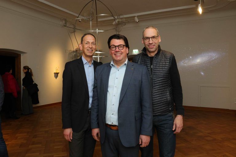 Hundert Jahre Kunst in Feldkirch: Günther Ammann, Stefan vEtter und Tischler Alfred Hugl vom Riaffeisen-Kunstbeirat.