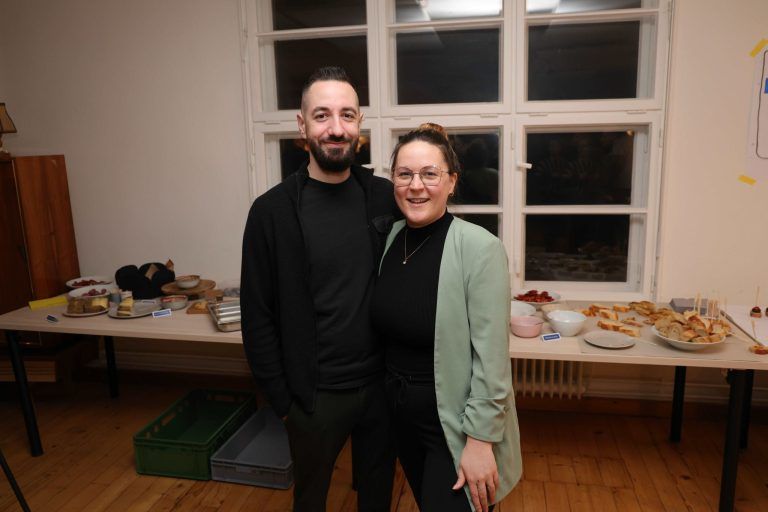 "Talks & Tapas" in "Gelber Fabrik": Fabio Schalens (BJE) und Fotografin Stefanie Lässer.