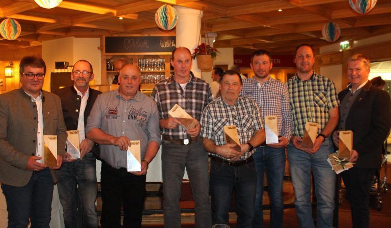 Betriebsleiter Markus Lorenz (li.) und Geschäftsführer Günter Oberhauser (re.) mit den „Warther“ Jubilaren von links: Kurt Hammerle, Reinhold Bickel, Herbert Hammerle, Walter Weissenbach, Armin Hammerle und Markus Fritz. Es fehlt Marius Oberhauser.