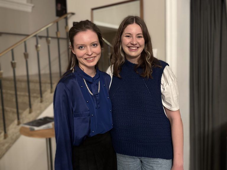 Eindringliches Schauspiel feierte Premiere: Unter den Premierenbesuchern: Schauspielerin Rebecca Hammermüller und Jana Simon.