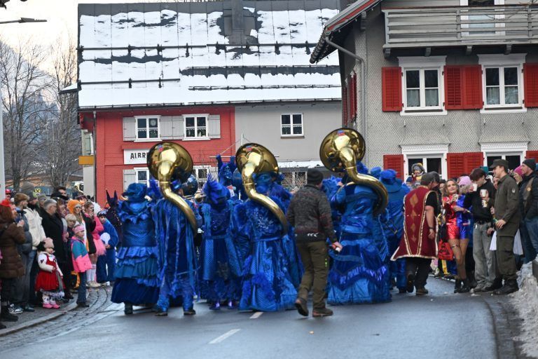 Fröhlich, bunt und laut: Guggamusiker aus nah und fern sorgten für den typischen schrägen Guggamusiksound.
