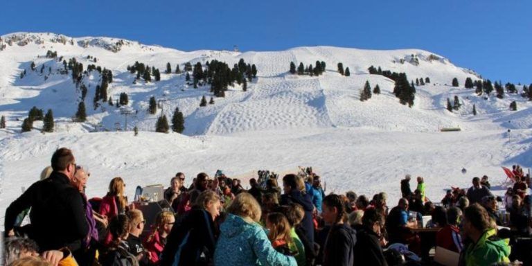 Jetzt wird es am Hochtannberg laut : Die Skilifte Schröcken feiern ihr 60-Jahr-Jubiläum. In der Saison 1964/65 ging der Schlepplift auf den Saloberkopf in Betrieb. Nicht von ungefähr ist heute einer der beliebtesten und schneesichersten Skiberge gleich durch vier Bahnen (Saloberjet, Sonnenjet, Sonnencruiser und Hochalpbahn) erschlossen. Auf der Piste 258 befindet sich zudem die Auenfeldjet-Talstation der Verbindungsbahn ins Skigebiet von Lech.