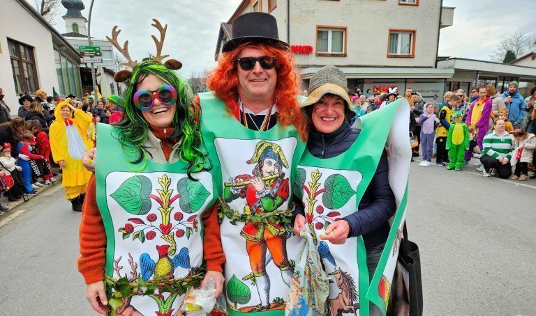 Ore-Ore-Kinderfasching mit großartigem Umzug in Lochau: Als „Laub-Bauer“ mit zwei „Laub-Assen“ wurde der entmachtete Bürgermeister Frank Matt beim Umzug gesehen.