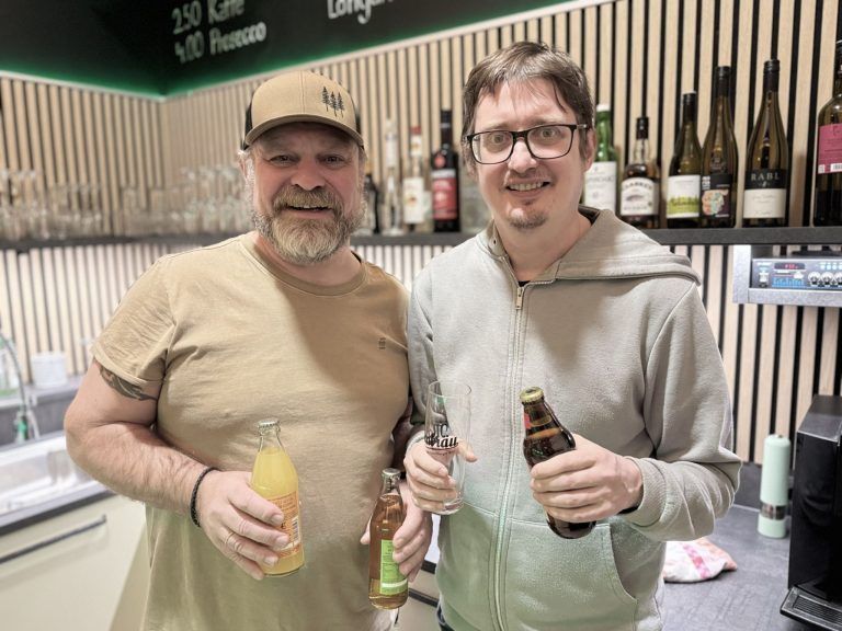 Rock statt Rosen: Snapshot rockt das Tik : Tik Geschäftsführer Valentin "Valle" Sottopietra mit Mitarbeiter Peter Fitz. (Bildergalerie)