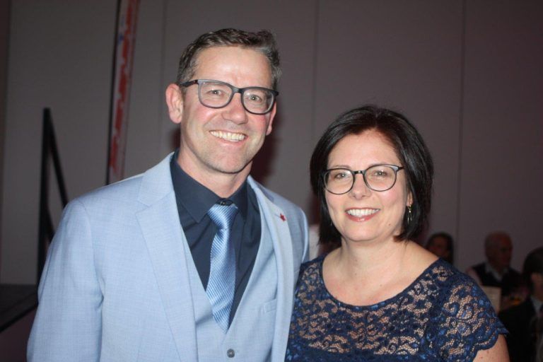 Glamouröses Comeback: 1. Rankweiler Spitzenpolitiker machten eine gute Figur; 2. Zuschauer kamen voll auf ihre Kosten; 3. Rankweiler Spitzenpolitiker applaudierten; 4. Akrobatik der jungen Turner; 5. Moderator Stefan Salzmann; 6. Abordnung vom Närrischen Kleeblatt mit Monika Dobler; 7. Bürgermeisterin Katharina Wöss-Krall mit Gatte Marco; 8. Vizebürgermeister Andreas Prenn mit Gattin Cornelia; 9. KI mit Turnvorführung; 10. Junge Talente der Turnerschaft; 11. Viele charmante Frauen mit den Gatten waren dabei; 12. Chefin Elke Sonderegger (r.) mit einem Ballgast; 13. Tanzstunde für viele; 14. Obmann Sonderegger (l.) mit einem Besucher; 15. Showeinlage mit Rankweils Spitzenpolitiker; 16. Politiker am Barren; 17. Politiker mit Übung am Barren; 18. Politiker am Barren mit Härtetest; 19. Rankweiler Politiker jubelten nach den Einheiten; 20. Freude der Rankweiler Politiker war groß; (Bildergalerie)