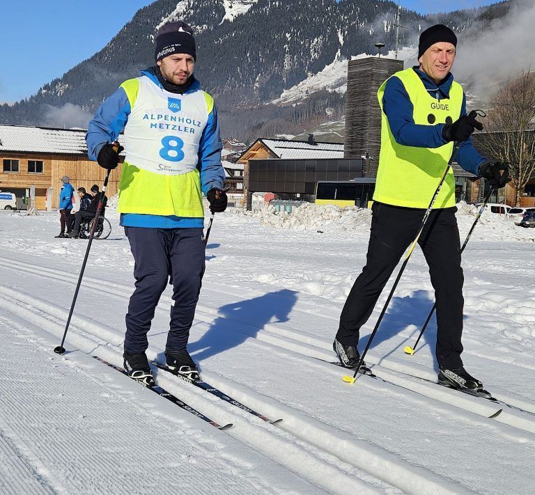 Erfolgreiche Langlauf-Meisterschaften : Fabio Eidler (im Bild mit seinem Begleitläufer) zeigte eine beeindruckende Performance.