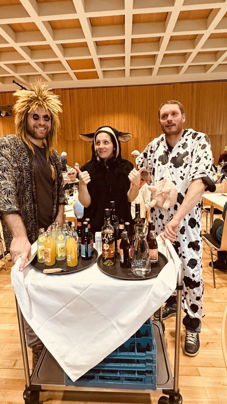 Lustiges Seniorenfaschingskränzle in Satteins: Clemens Amann, Elke und Christian Mündle servierten kühle Getränke.