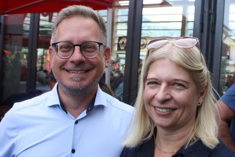Bürgermeister Michael Schnetzer mit seiner Gattin freut sich auf die neue Zukunftsgestaltung in seiner Gemeinde. 
