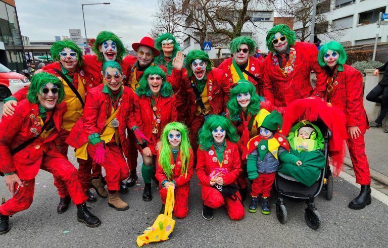 Ore-Ore-Kinderfasching mit großartigem Umzug in Lochau: Gern gesehene närrische Stammgäste beim Lochauer Umzug – der Jo-Jo-Club als tolle „Jocker“-Gruppe aus Bregenz.